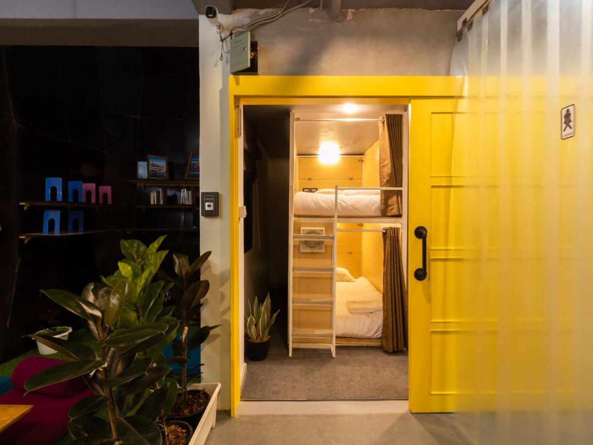 Cama en habitación femenina compartida de 4 camas